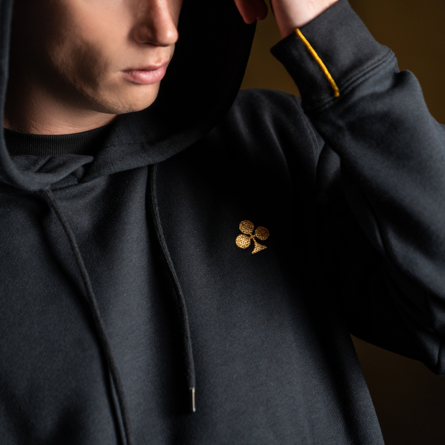 Sudadera con capucha negra